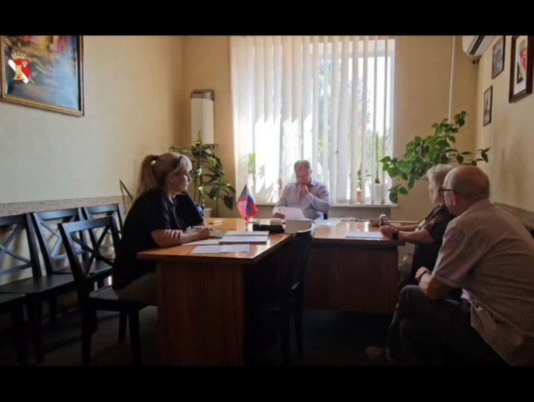 Врио главы муниципального образования городского округа Енакиево Сергей Божик провёл личный приём граждан. Врио главы муниципального образования городского округа Енакиево Сергей Божик провёл личный приём граждан.