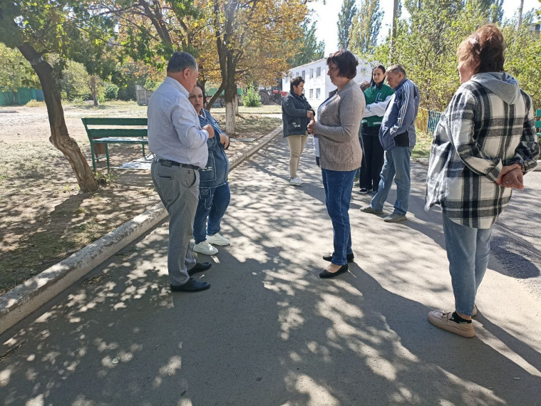 Врио главы муниципального образования городского округа Енакиево Сергей Божик провел встречи с населением. Врио главы муниципального образования городского округа Енакиево Сергей Божик провел встречи с населением.