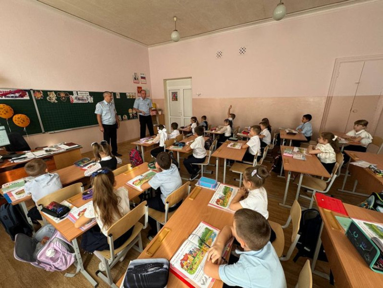 В рамках Всероссийской недели безопасности полицейские провели беседы со школьниками. В рамках Всероссийской недели безопасности полицейские провели беседы со школьниками.