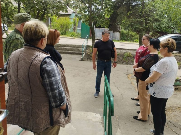 Глава администрации города Юнокоммунаровска Валов С.И. провел сход граждан. Глава администрации города Юнокоммунаровска Валов С.И. провел сход граждан.