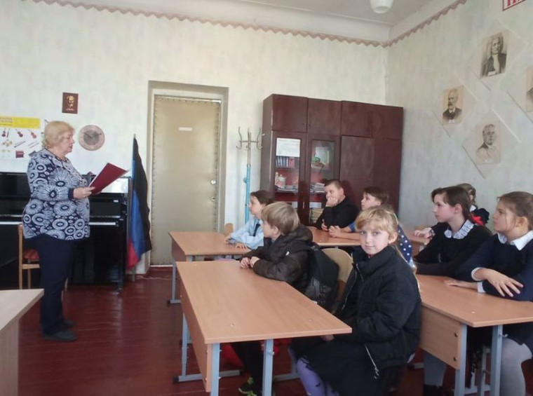 Проведен информационный час «Три цвета гордости и славы». Проведен информационный час «Три цвета гордости и славы».