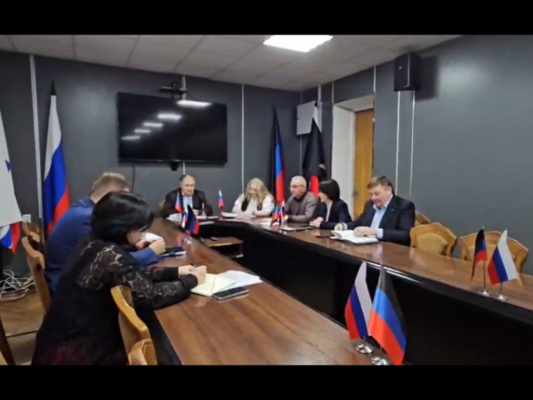 Врио главы муниципального образования городского округа Енакиево провёл аппаратное совещание. Врио главы муниципального образования городского округа Енакиево провёл аппаратное совещание.