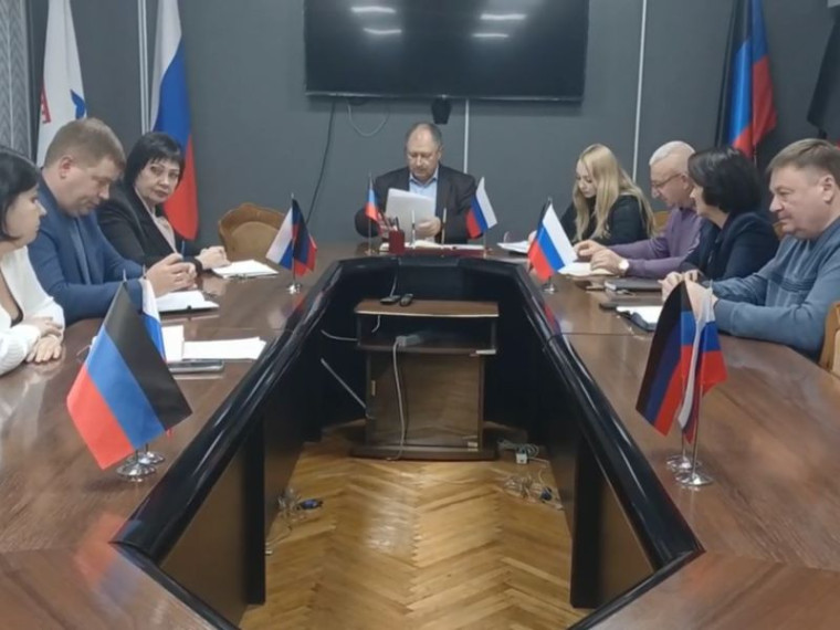 Врио главы муниципального образования городского округа Енакиево провёл аппаратное совещание. Врио главы муниципального образования городского округа Енакиево провёл аппаратное совещание.