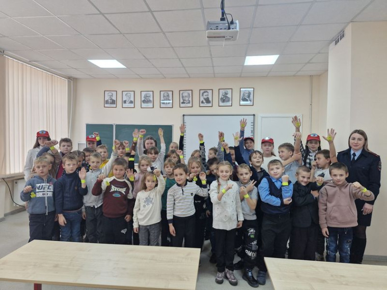 В Волновахском районе полицейские провели акцию «Засветись! Стань заметнее на дороге!». В Волновахском районе полицейские провели акцию «Засветись! Стань заметнее на дороге!».