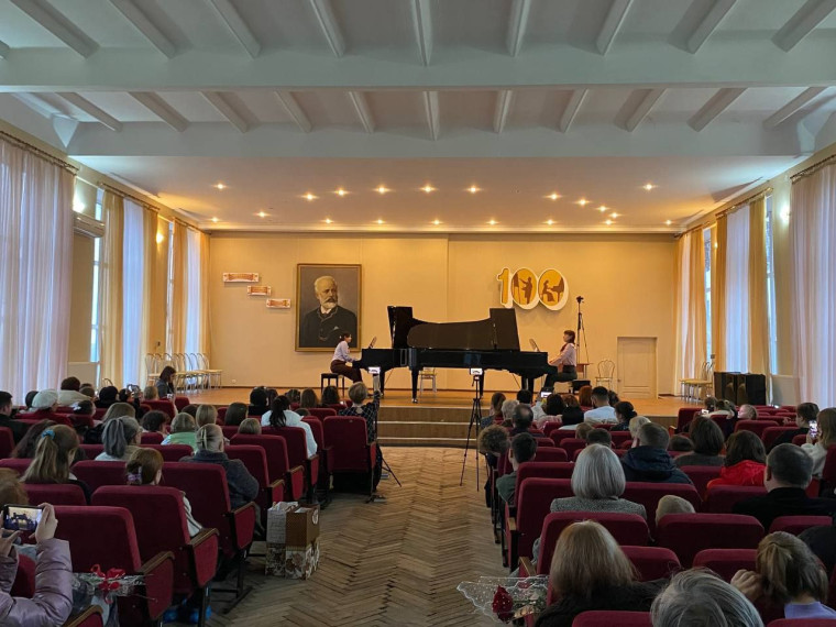 Концерт фортепианного дуэта преподавателей «Соло для двоих». Концерт фортепианного дуэта преподавателей «Соло для двоих».