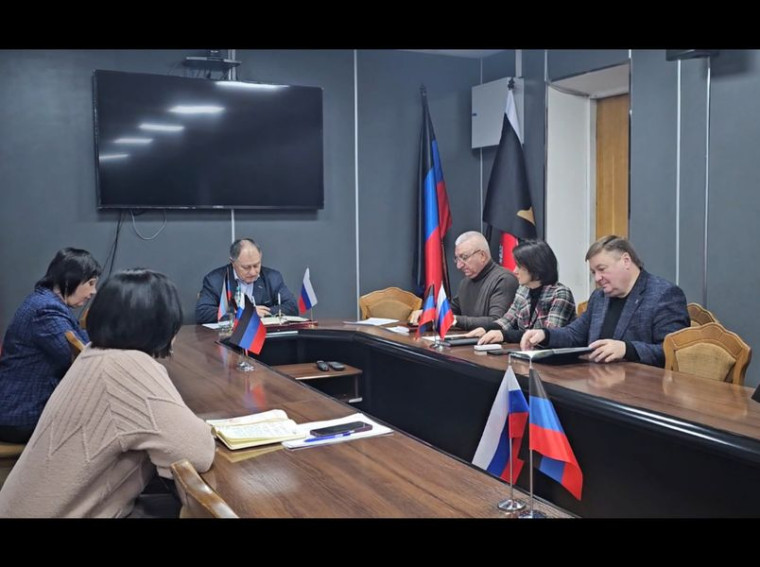 Врио главы муниципального образования городского округа Енакиево провёл аппаратное совещание. Врио главы муниципального образования городского округа Енакиево провёл аппаратное совещание.