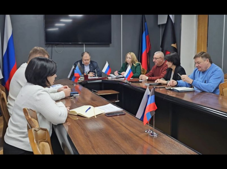 Врио главы муниципального образования городского округа Енакиево провёл аппаратное совещание. Врио главы муниципального образования городского округа Енакиево провёл аппаратное совещание.