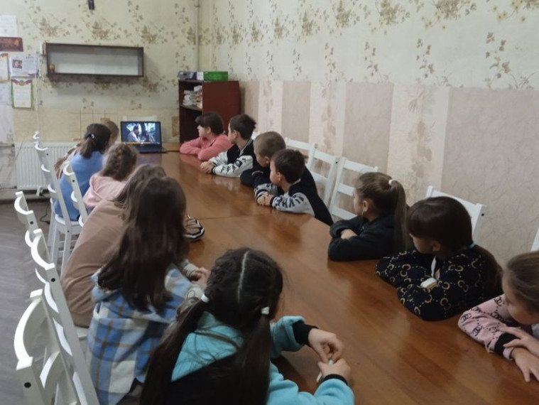 Участники художественной самодеятельности просмотрели фильмы «Брестская крепость», «Они сражались за Родину». Участники художественной самодеятельности просмотрели фильмы «Брестская крепость», «Они сражались за Родину».