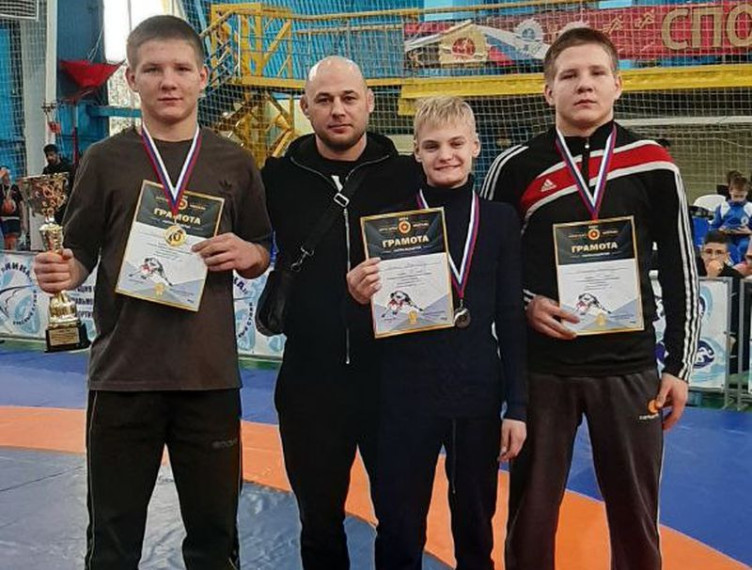 Успех борцов из Енакиево на первенстве Красносулинского района. Успех борцов из Енакиево на первенстве Красносулинского района.
