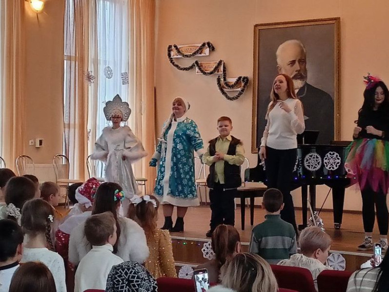 Прошел общешкольный новогодний утренник «Зимний хоровод». Прошел общешкольный новогодний утренник «Зимний хоровод».