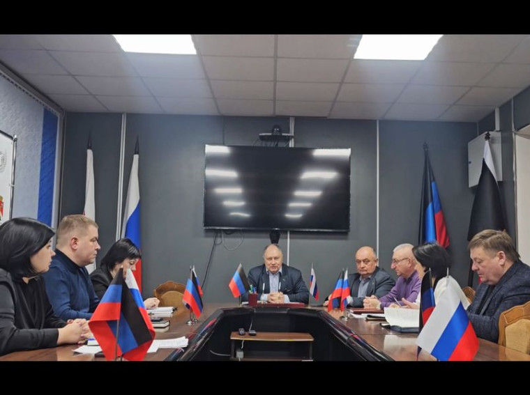 Врио главы муниципального образования городского округа Енакиево провёл аппаратное совещание. Врио главы муниципального образования городского округа Енакиево провёл аппаратное совещание.