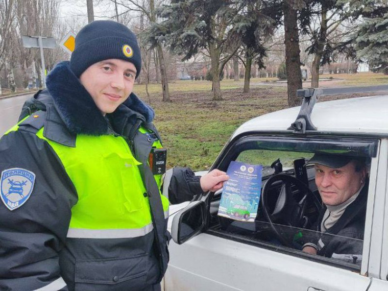 Сотрудники ГИБДД проводят профилактическое мероприятие «Пешеходный переход». Сотрудники ГИБДД проводят профилактическое мероприятие «Пешеходный переход».